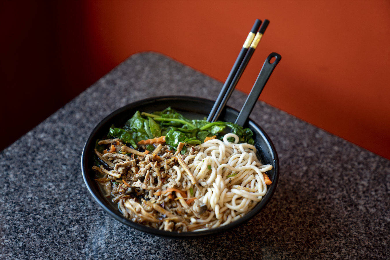 Home Taste Zuppa di maiale macinata Qishan con noodles tirati a mano